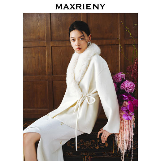 MAXRIENY贵雅新中式绵羊毛大衣24年冬新款刺绣廓形大毛领外套澳毛(货号:MS85CT759) 商品图2