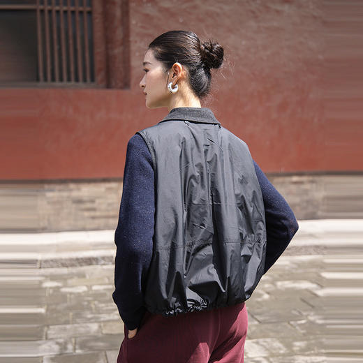 绽放女装598朵/轻薄造型感宽松拼接翻领舒适百搭鸭绒马甲羽绒背心 商品图3