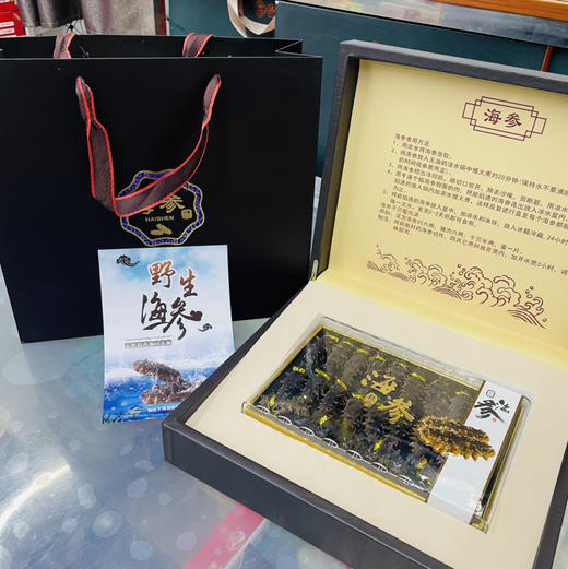 【滋补高定礼盒】干海参/鲍鱼/即食海参任君选择，经过高汤鲜炖，真材实料，营养搭配。海参饱满丰腴，黑亮的表皮在鲍汁的润泽下闪耀着诱人的光泽，那细腻的肉质仿佛在诉说着大海的馈赠。 商品图3