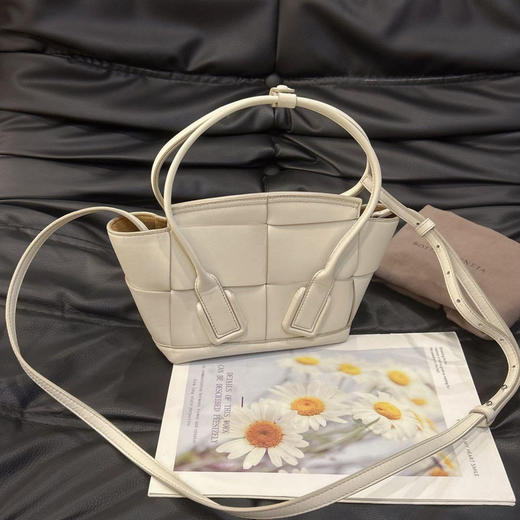 BV Arco 奶白色 编织 牛皮 mini 手提包 商品图0