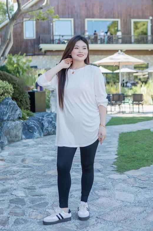 现货！👍今日秒发货【设计师原创  初秋打底衫】亲肤柔软，类似莫代尔手感！下摆不规则，灵动感、时髦感秋季新款，经典圆领套头款~显瘦、多种穿法，强烈推荐入手2个颜色，面料69.1%聚酯纤维30.9%粘纤 商品图10