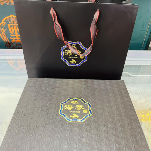 【滋补高定礼盒】干海参/鲍鱼/即食海参任君选择，经过高汤鲜炖，真材实料，营养搭配。海参饱满丰腴，黑亮的表皮在鲍汁的润泽下闪耀着诱人的光泽，那细腻的肉质仿佛在诉说着大海的馈赠。 商品图5