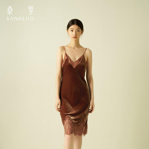 摩卡慕斯』桑罗桑蚕丝绒吊带裙蕾丝拼接性感睡裙女家居服可外穿 商品图2