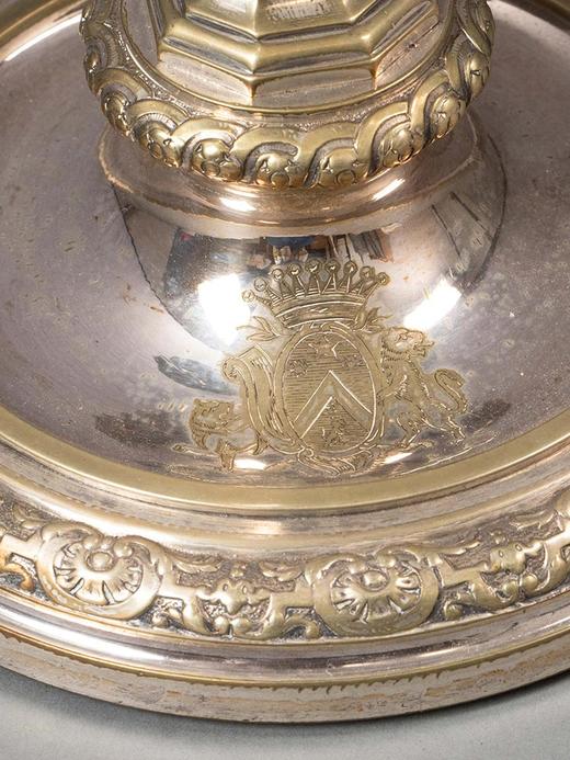 独角鹿西洋古董19世纪法国出品路易十五风格莨苕卷叶及贵族纹章肖像主题镀银精雕两枝头烛台一对 商品图3
