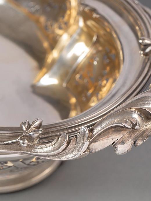 独角鹿西洋古董1880年代法国著名银器工坊CARDEILHAC签名出品莨苕花卉主题纯银精雕及镂雕装饰银镀金内壁双耳果樽 商品图4