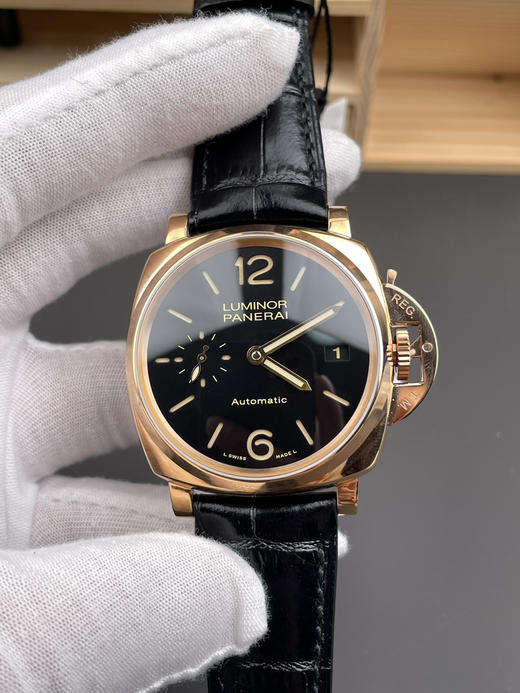 VS沛纳海pam908 优雅典范红金腕表！一款适合亚洲手腕的红金腕表。男士腕表，皮表带，自动机械机芯，透底。 商品图2