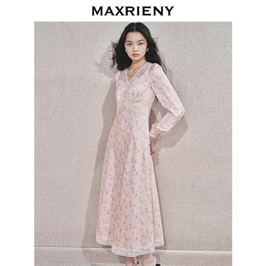 MAXRIENY秋日氛围感温柔连衣裙蕾丝拼漫珍珠纽扣立体花浅色系穿搭(货号:MS85DR773) 商品图1
