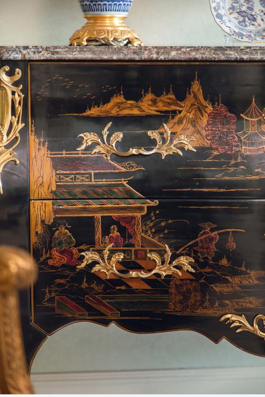 独角鹿西洋古董20世纪下半叶法国出品东方风格大理石台面嵌卷叶纹铜鎏金精雕装饰山水楼阁主题黑漆地款彩边柜 商品图3