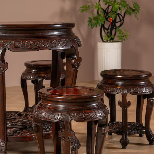 清	红木镶瘿木夔龙纹圆台成套（一桌五凳） 商品图2