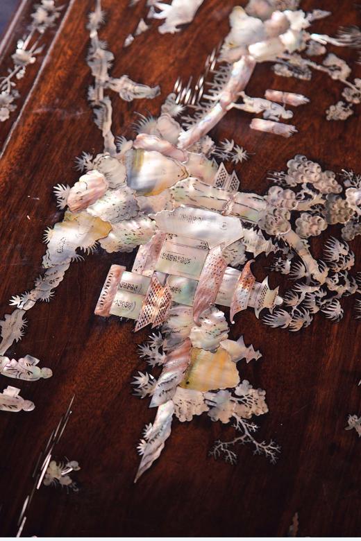 独角鹿西洋古董1900年代亚洲出品花果竹节造型硬木精雕装饰传统田园人物主题螺钿镶嵌桌几 商品图6