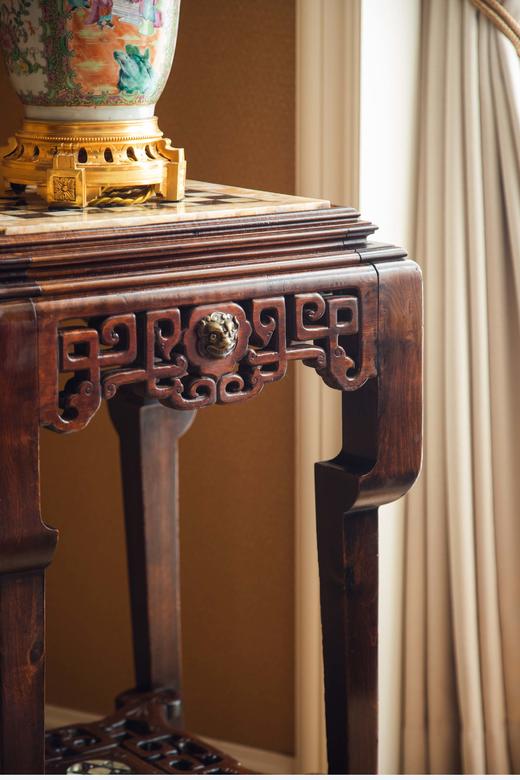 独角鹿西洋古董19世纪法国出品VIARDOT东方风格瑞兽造型铜鎏金精雕装饰吉祥回纹硬木镂雕嵌棋盘格大理石台面花几 商品图3