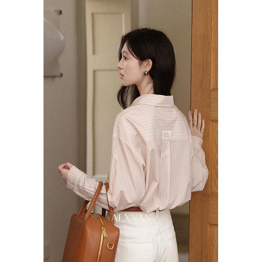 【6折秒杀】鹿向南「花涧蜜语」粉色条纹polo领休闲衬衫女秋宽松减龄长袖上衣L57652 商品图3