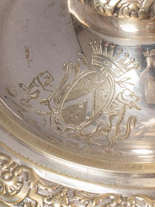 独角鹿西洋古董19世纪法国出品路易十五风格莨苕卷叶及贵族纹章肖像主题镀银精雕两枝头烛台一对 商品图4