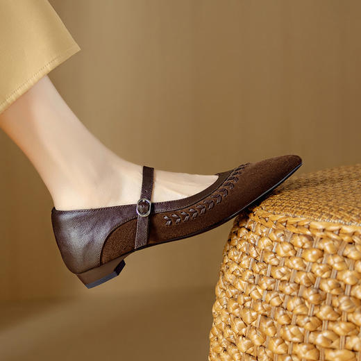 【预售5天】秋新款复古风尖头粗跟玛丽珍鞋女编织拼接设计感显瘦单鞋DB&M6553 商品图3