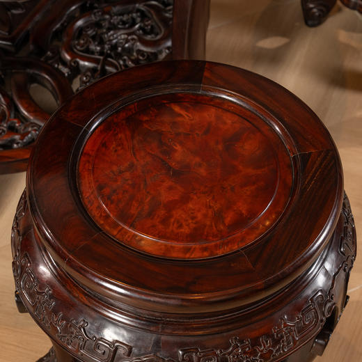 清	红木镶瘿木夔龙纹圆台成套（一桌五凳） 商品图3