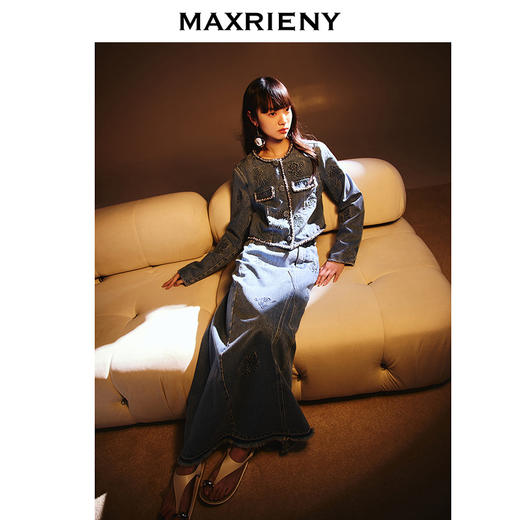 【商场同款-25春新品】MAXRIENY华丽复古立体压花长裙A摆牛仔半裙(货号:MC85SK796) 商品图2