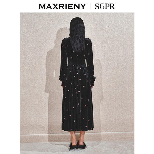 MAXRIENY【商场同款】法式甜美连衣裙24冬刺绣收腰精致赫本风长裙(货号:MS85DR753) 商品图3