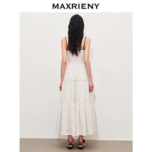 玛克门店发货：【黑白优雅主义-商场同款新品】复古风情百褶波点吊带连衣(货号:MC85DR056) 商品图3