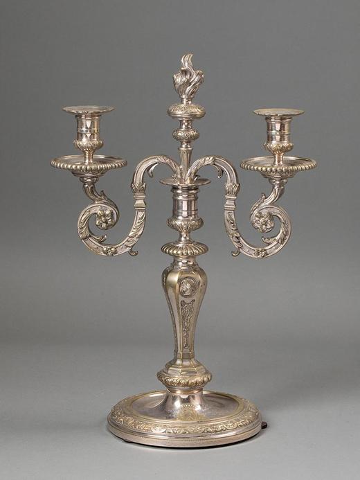 独角鹿西洋古董19世纪法国出品路易十五风格莨苕卷叶及贵族纹章肖像主题镀银精雕两枝头烛台一对 商品图1