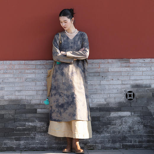 绽放566朵/羊毛棉混纺艺术晕染设计感宽松v领毛织连衣裙秋冬新款 商品图1