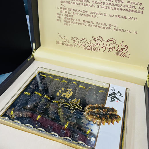 【滋补高定礼盒】干海参/鲍鱼/即食海参任君选择，经过高汤鲜炖，真材实料，营养搭配。海参饱满丰腴，黑亮的表皮在鲍汁的润泽下闪耀着诱人的光泽，那细腻的肉质仿佛在诉说着大海的馈赠。 商品图1
