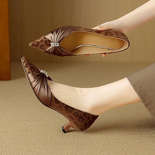 【预售5天】法式优雅丝绸羊皮复古风尖头水钻配裙子豹纹浅口单鞋女DB&M6183 商品图1