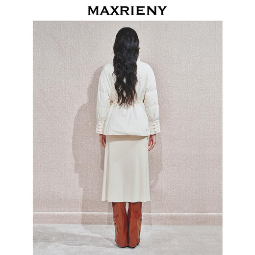 【商场同款】MAXRIENY新中式盘扣绣花羽绒服24冬新款保暖外套女(货号:MC85DC516) 商品图3