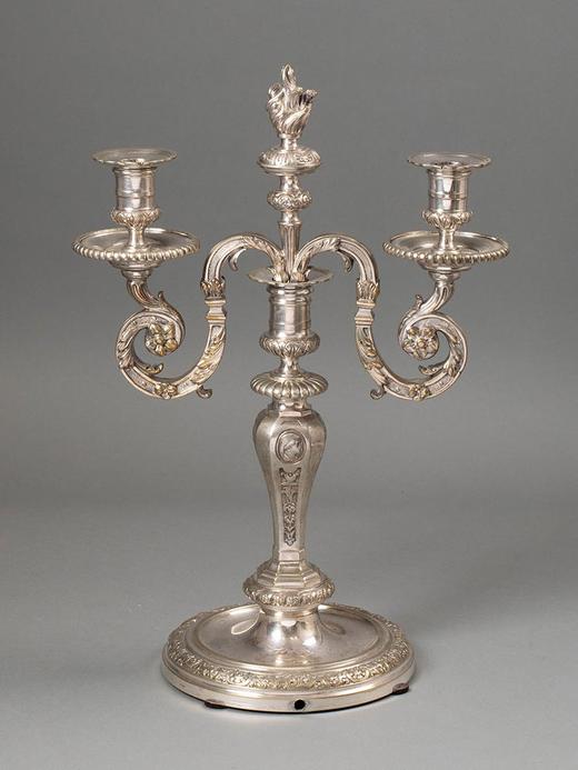 独角鹿西洋古董19世纪法国出品路易十五风格莨苕卷叶及贵族纹章肖像主题镀银精雕两枝头烛台一对 商品图2