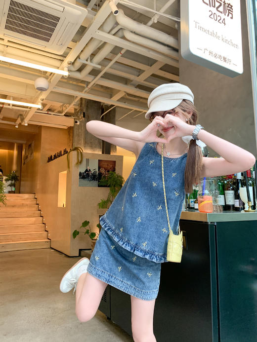 <曾小咸推荐>现货秒杀！最后一波 ！法式蝴蝶结刺绣牛仔背心半身裙两件套 日常319.99 立减180 秒杀139.99！ 商品图5