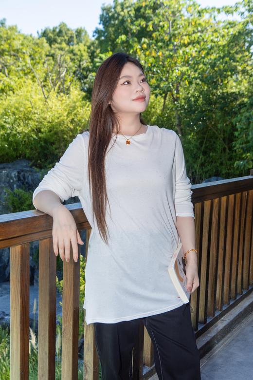 现货！👍今日秒发货【设计师原创  初秋打底衫】亲肤柔软，类似莫代尔手感！下摆不规则，灵动感、时髦感秋季新款，经典圆领套头款~显瘦、多种穿法，强烈推荐入手2个颜色，面料69.1%聚酯纤维30.9%粘纤 商品图2