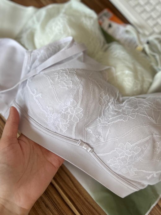 峰度专业养护桑蚕丝内衣品牌，罩杯里料更显奢华，86.7%莫代尔带来极致柔软，9.1%氨纶增添弹性，还有珍稀的4.2%桑蚕丝，丝丝顺滑。如此上乘面料组合，尽显高级质 商品图2