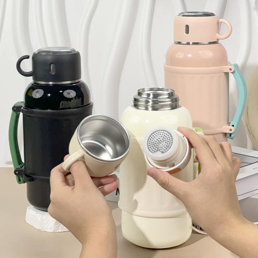 【送肩带❗️316不锈钢保温杯】小碗盖设计 热水入杯不烫手 畅饮随行 温暖直达！便携保温壶大容量大肚提手长效女士时尚真空 商品图4