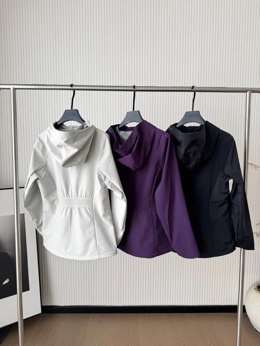 点此购买 可隆春秋季女士户外运动软壳连帽冲锋衣 zc 329776 商品图1