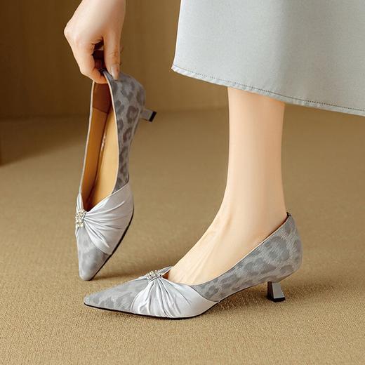 【预售5天】法式优雅丝绸羊皮复古风，尖头水钻配裙子豹纹浅口单鞋DB&M6183 商品图0