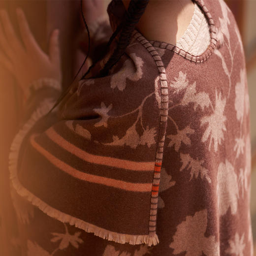 羊绒双面提花U型斗篷  SJF97W378N 商品图5