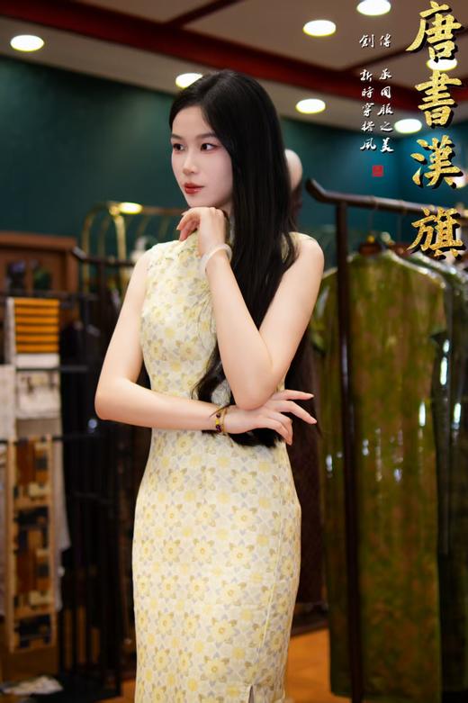 【晴光菊韵】鹅黄色人丝面料花卉纹样半手工钉珠工艺无袖原创设计旗袍温柔雅致 商品图7