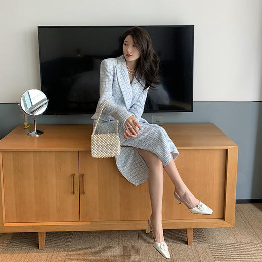 YLY666巨好看丝绸面包头凉鞋中高跟2025夏季新款花朵后空职场女士鞋粗跟 商品图1