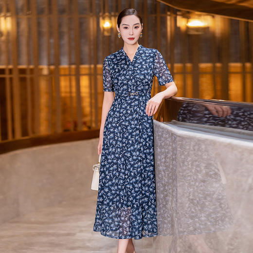 S526ALC860H89藏蓝色连衣裙女新款时尚气质印花修身显瘦v领短袖大摆裙 商品图1