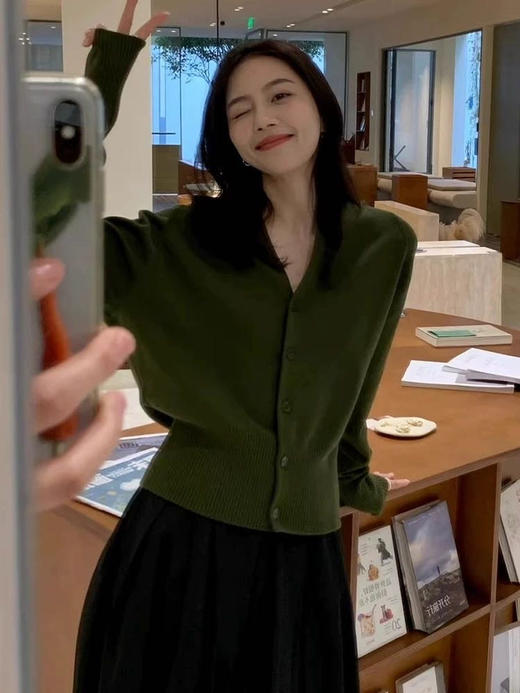 秋冬新款苔藓绿法式极简风V领针织开衫 商品图11