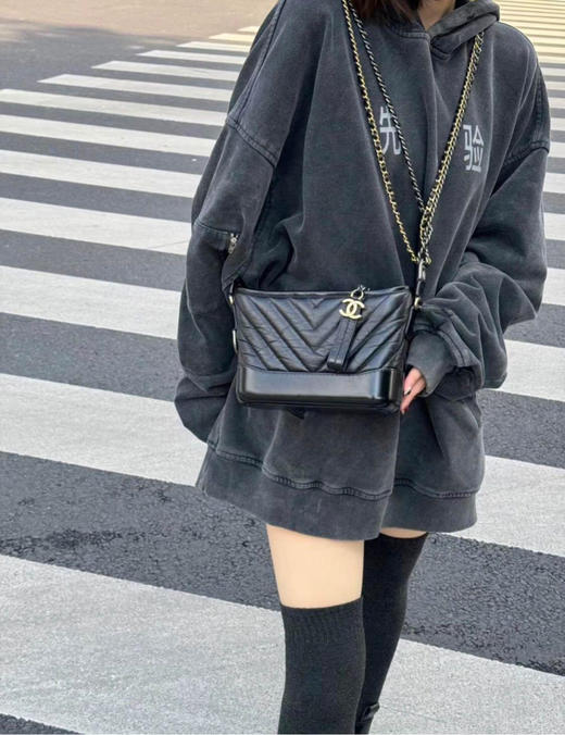 Chanel 小号 黑金 v纹 油蜡牛皮 流浪包 商品图3