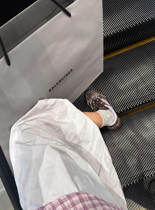 巴黎世家 Hamptons Worn-Out 牛皮革 标识压纹 做旧 圆头系带 低帮 生活休闲鞋 情侣款（SS） 商品图2