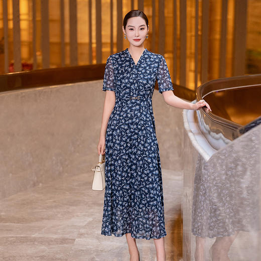 S526ALC860H89藏蓝色连衣裙女新款时尚气质印花修身显瘦v领短袖大摆裙 商品图0