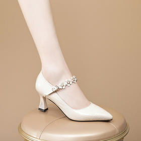 【预售5天】牛漆皮尖头浅口单鞋，一字扣带花朵高跟玛丽珍鞋JLD&016