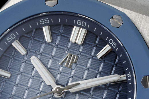 NOOB official➕Factory 爱彼 皇家橡树离岸型最新款43mm 15605SK 
全新尺寸 全新5大亮点
1、采用 43 毫米不锈钢表壳，厚度为 14.4 毫米 商品图12