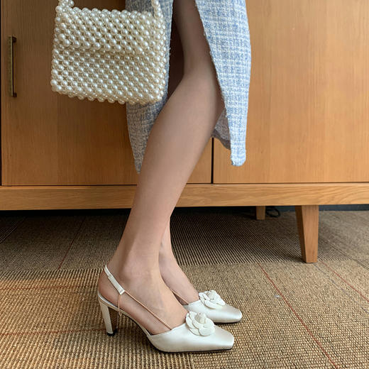 YLY666巨好看丝绸面包头凉鞋中高跟2025夏季新款花朵后空职场女士鞋粗跟 商品图0