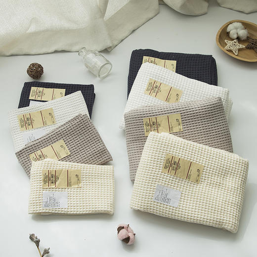 愉悦之家 无印棉蜂窝纹毛浴巾 | 百分百长绒棉，双面立体蜂窝纹加暗藏隐格四色可选；蓬松柔软敏感肌可用，柔软触感秒吸干很耐用，越用越柔软 商品图1