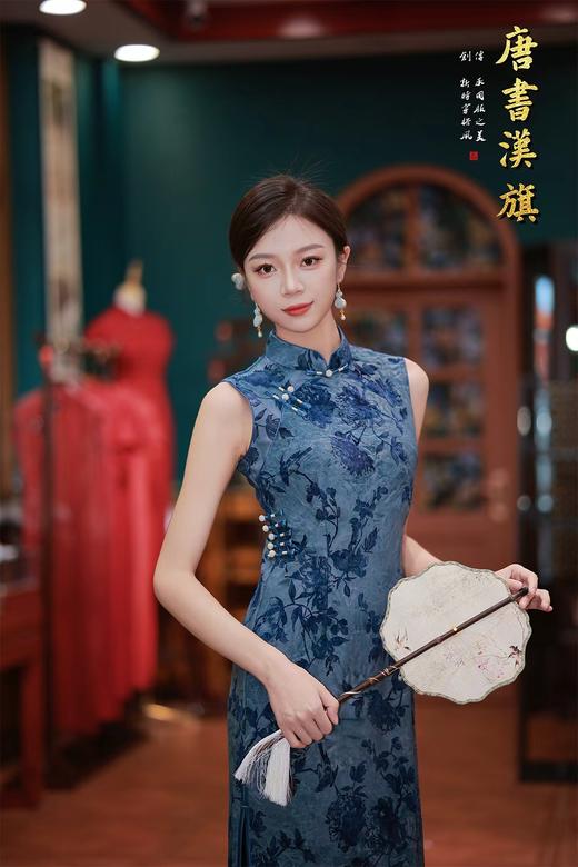 【珠扣青花】蓝色扎染玫瑰花纹腰部盘扣装饰收腰显比例无袖设计日常旗袍改良新中式 商品图3