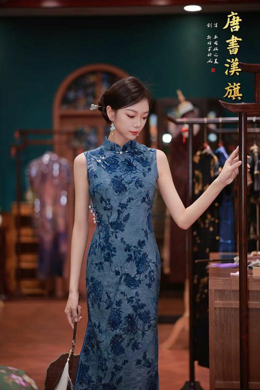 【珠扣青花】蓝色扎染玫瑰花纹腰部盘扣装饰收腰显比例无袖设计日常旗袍改良新中式 商品图4