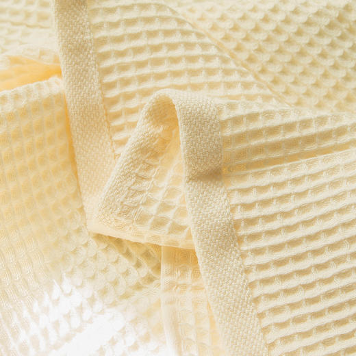 愉悦之家 无印棉蜂窝纹毛浴巾 | 百分百长绒棉，双面立体蜂窝纹加暗藏隐格四色可选；蓬松柔软敏感肌可用，柔软触感秒吸干很耐用，越用越柔软 商品图7