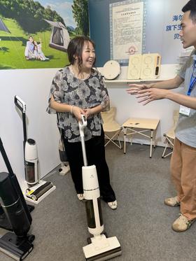 海尔旗下智家品牌【贝立安BDA10洗地机】全新升级三延边无死角清洁！智能银离子杀菌、电子助力系统、可浸水启动滚刷深度清洁技术！吸除缝隙灰尘与大颗粒脏污，助力滚刷去污渍无水渍性能卓越，超耐用！